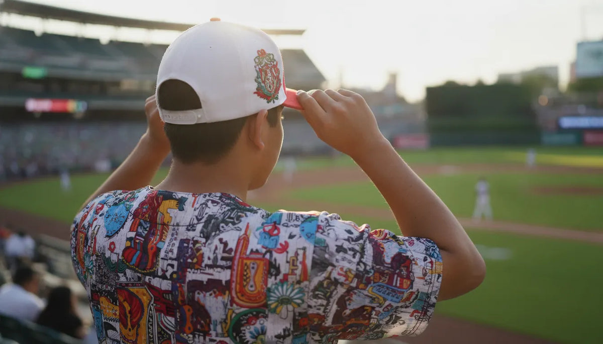 Aficionado del béisbol con Victory Hat negro y jersey mexicano en un estadio