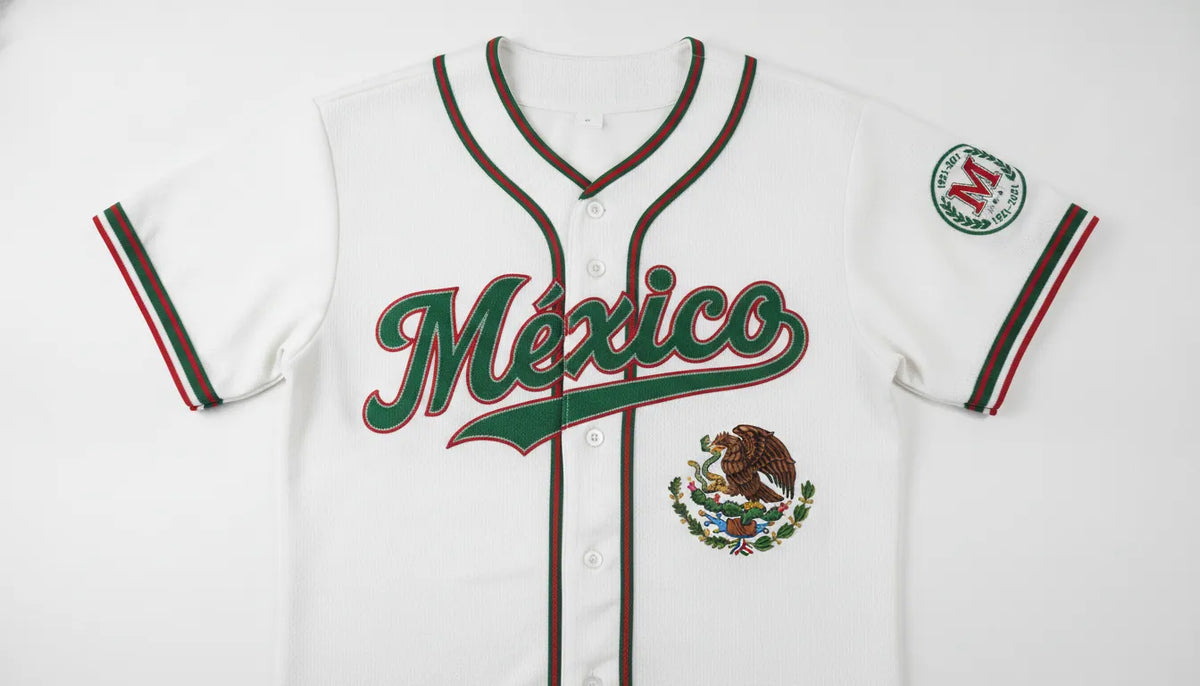 Jersey retro blanco de Mexico Blanca con detalles tricolor verde y rojo, diseño clásico de béisbol mexicano