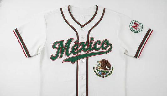 Jersey retro blanco de Mexico Blanca con detalles tricolor verde y rojo, diseño clásico de béisbol mexicano